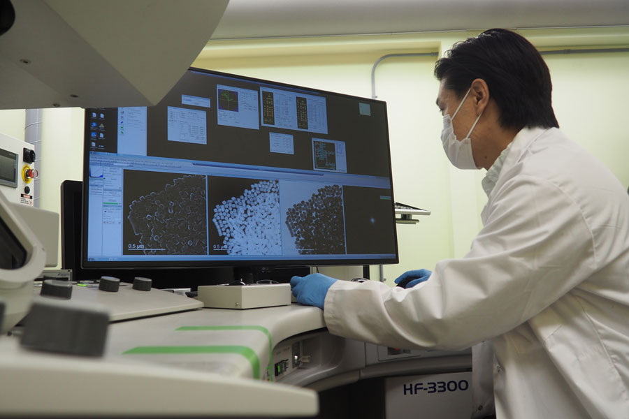 Paul Chen examines nanoparticles using a scanning transmission electron microscope. (Photo: Tyler Irving)