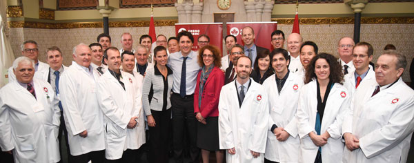 Prime Minister Justin Trudeau and Minister of Science and Innovation Kirsty Duncan meet with recipient of the 2016 NSERC top researcher awards, February 16, 2016. (Photo: NSERC)