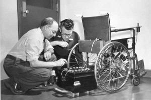  Klein (à gauche) et son collègue du CNRC Robert Owens avec un premier prototype. Photo gracieuseté du Conseil national de recherches du Canada.