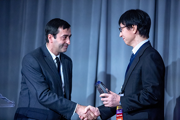 Professor Ramin Farnood (ChemE, left) presents the Corporate Research Partner Award to Fujitsu Laboratories Fellow Dr. Hirotaka Tamura. (Photo: Paul Terefenko)