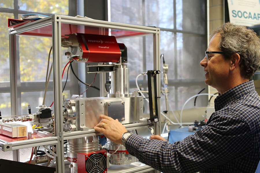 Professor Jeffrey Brook in the Southern Ontario Centre for Atmospheric Aerosol Research (SOCAAR) laboratory. (Photo: Marit Mitchell)