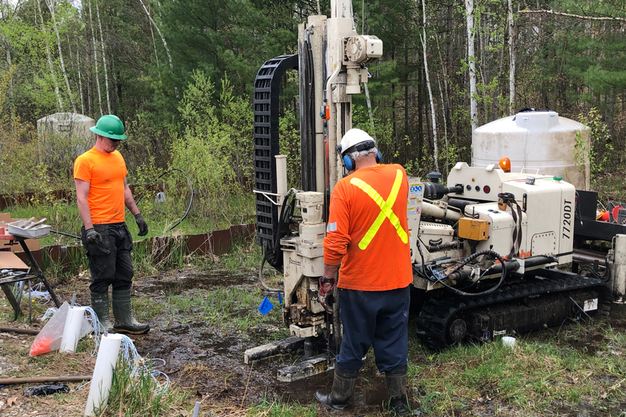 Hydrogeological technicians collect core samples from a hydrocarbon-contaminated aquifer near Barrie, Ont. Professor Elizabeth Edwards (ChemE) and her partners — including SiREM, a company that offers site remediation products and services — have developed bacterial cultures designed to clean up such sites by breaking down contaminants such as benzene, toluene and xylene. (Photo: Courtney Toth)