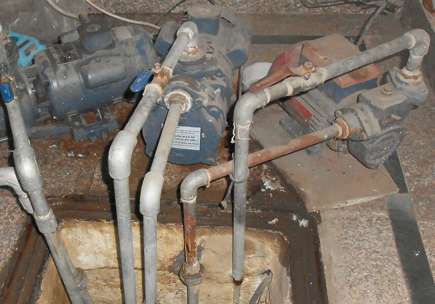 In many areas of Delhi, India, households use water pumps like these to pull water out of the pipes faster than it would otherwise flow from their local utility. A new study suggests that contrary to what is commonly believed, these pumps don’t always have a strong effect on average water quality. (Photo: David Meyer)